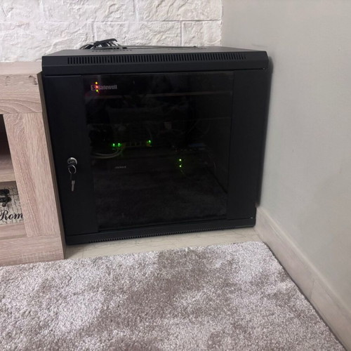 19" Rack 9U and equipment like new with managed and unmanaged switch