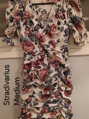 Stradivarius dress like new, white floral, size M