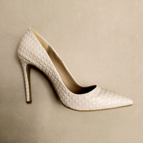 White pump new with embossed design and 10 cm heel