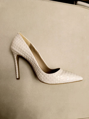 White pump new with embossed design and 10 cm heel