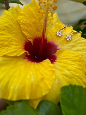 Earrings new, gold-plated with flower detail