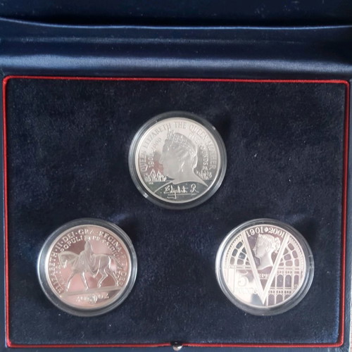 Royal Mint 3 x 5 Pound 2000/2001/2002 Elizabeth Proof Silver coins like new with case