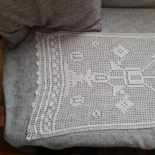 Crochet table runner like new, vintage heirloom