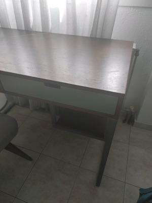 Desk like new with lower shelf for printer