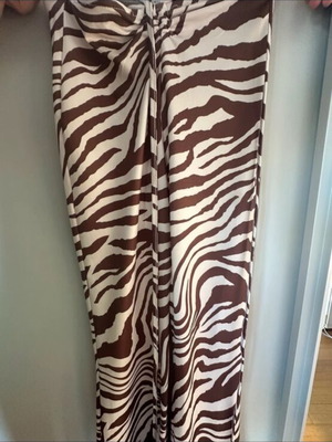 Zerve bell-bottom pants like new, white and brown