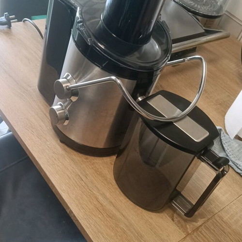Dosette juicer like new with stainless finish and two speeds