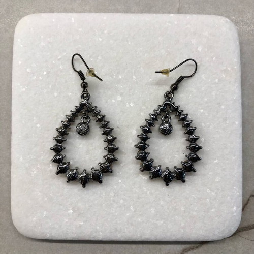 Dangling earrings with purple stones like new
