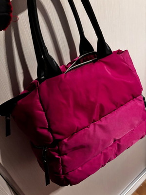 Fuchsia shoulder bag like new, large size with internal chips