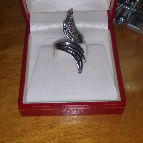 Silver bypass ring like new with angel wings design