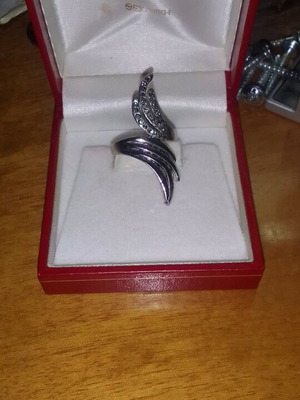 Silver bypass ring like new with angel wings design