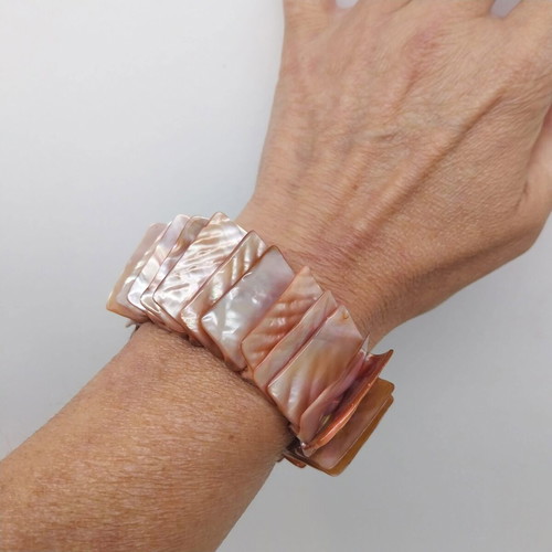 Pearl bracelet in coral color, stretch design with pearl tiles