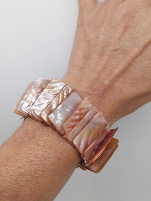 Pearl bracelet in coral color, stretch design with pearl tiles
