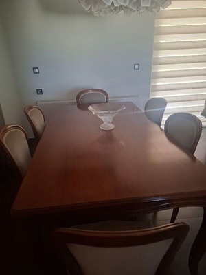 Τραπεζαρία από ξύλο καρυδιάς σαν καινούργια με 6 καρέκλες