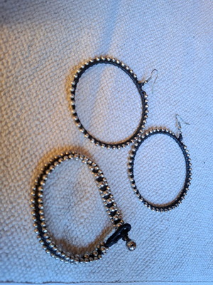 Πλεκτά σκουλαρίκια με ασημένιες χάντρες και ασορτί βραχιόλι καινούργια, μαύρα
