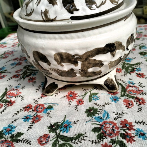 Ceramic centerpiece used, hand-painted from Italy
