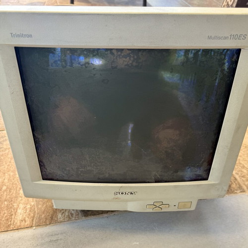 Sony Trinitron CPD-110EST 15" CRT display for spare parts or repair