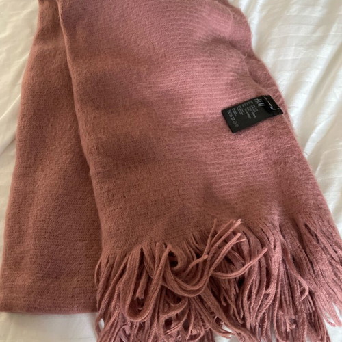 H&M scarf like new in dusty pink color