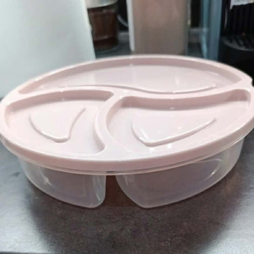 Food bowl with three compartments like new