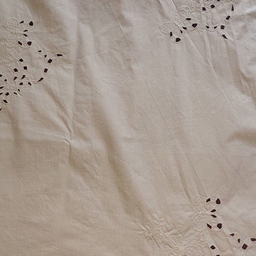 Cutwork linen set like new, 2 placemats 70x80 and 1 tablecloth 163x145
