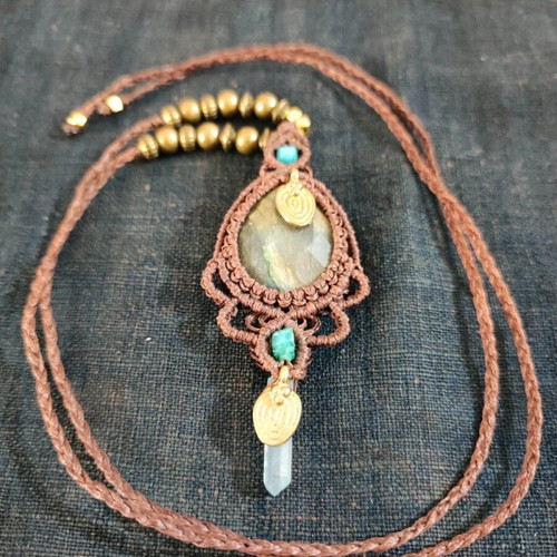 Macrame pendant necklace with labradorite and metal details new