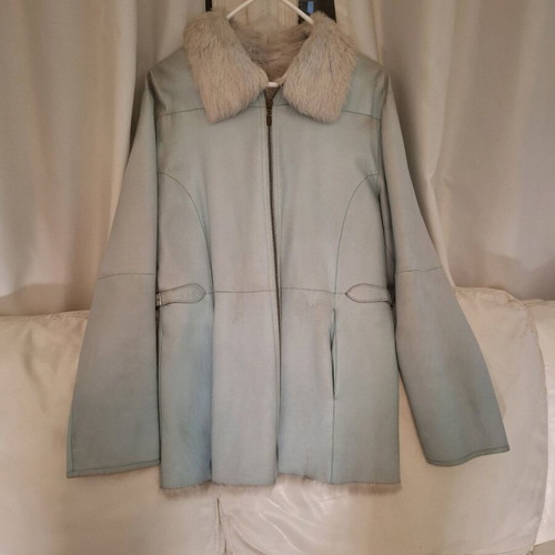 Elegant leather jacket with natural fur, size 38, like new, blue