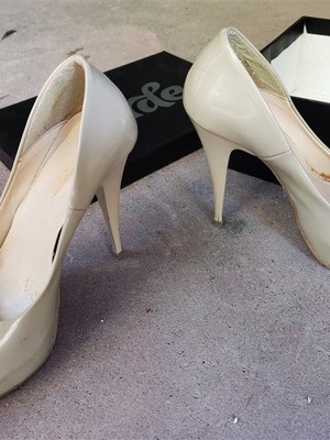 Γόβες Alessandra Paggioti μπεζ ψηλοτάκουνες μεταχειρισμένες, νούμερο 38