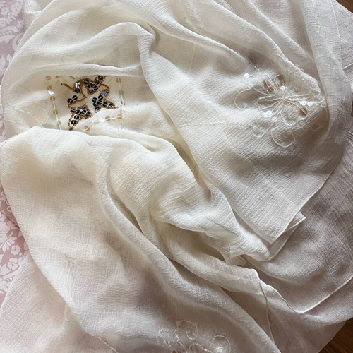 Scarf like new with embroidered designs in white and beige