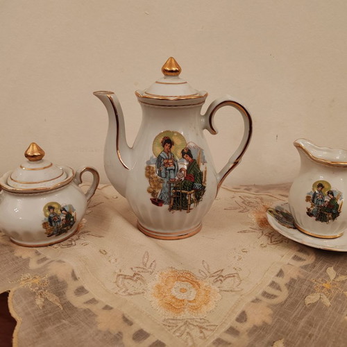 Japanese porcelain coffee set used with gold decoration, 6 pieces