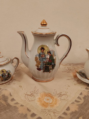 Japanese porcelain coffee set used with gold decoration, 6 pieces