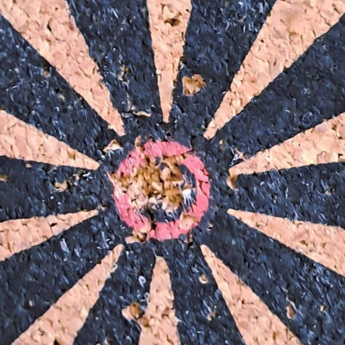 Small dartboard with six darts 20x17cm used