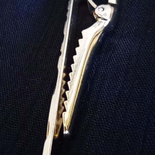 Vintage gold tie clip with embossed floral decoration, like new