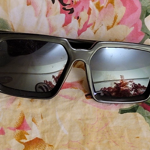 Sunglasses with mirrored lenses