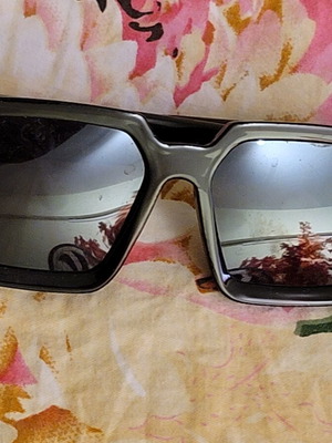 Sunglasses with mirrored lenses