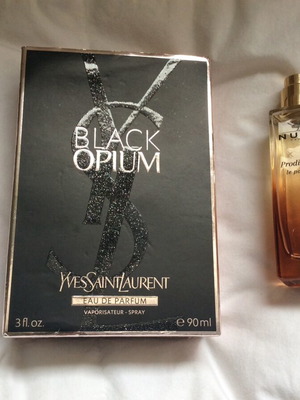 YSL Black Opium Eau de Parfum 90 ml σαν καινούργιο με δώρο Nuxe
