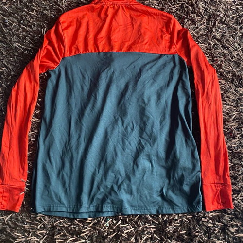 Long-sleeve shirt like new, red and black, with half zip