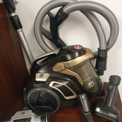 Hoover vacuum cleaner like new, bagless, good working condition