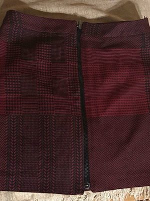 Stradivarius mini plaid skirt like new, size M, black and red