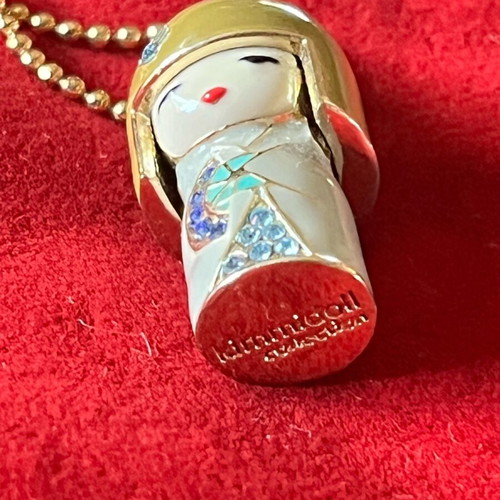 Μενταγιόν Kimmidoll Collection Yasuko με πέτρες Swarovski, σμάλτο και επιχρύσωση σαν καινούργιο