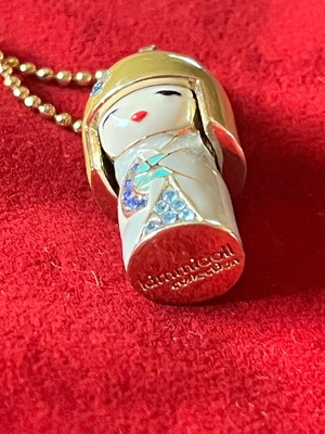Μενταγιόν Kimmidoll Collection Yasuko με πέτρες Swarovski, σμάλτο και επιχρύσωση σαν καινούργιο