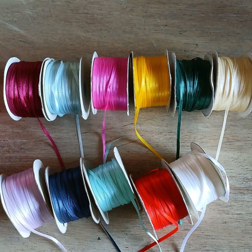 Vintage pack of 16 ribbons like new