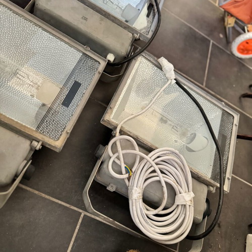 Floodlights used, pack of 3, dimensions 30x42