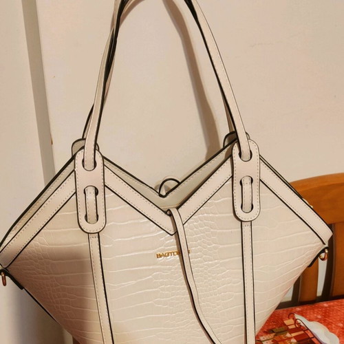 Bag to Bag shoulder bag like new, cream with adjustable strap