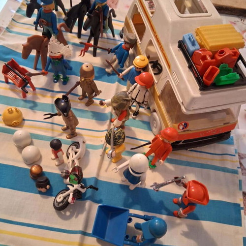 Playmobil 17 figures with bus and accessories like new