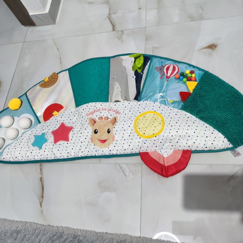 Sofie la Girafe Activity Mat like new