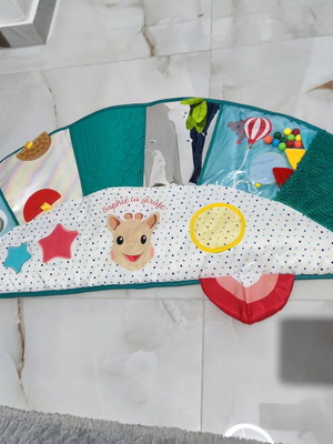 Sofie la Girafe Activity Mat like new