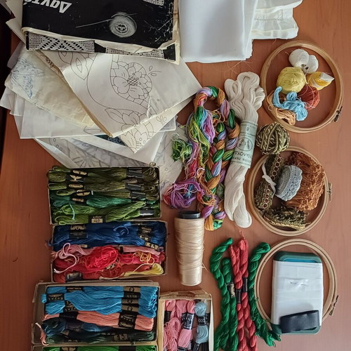 Large Embroidery and Craft Set with 100+ Moulinés, Lace Patterns, and Hoops