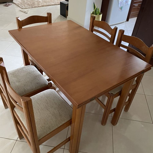 Foldable table with 6 chairs like new, brown wood