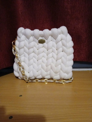 Marshmellow shoulder bag white new with button and chain without lining