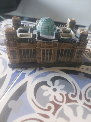 Miniature Berlin Parliament Building like new