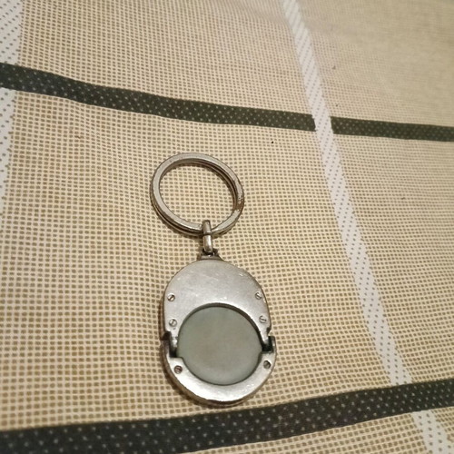 Shopping keychain like new with coin holder for supermarket carts